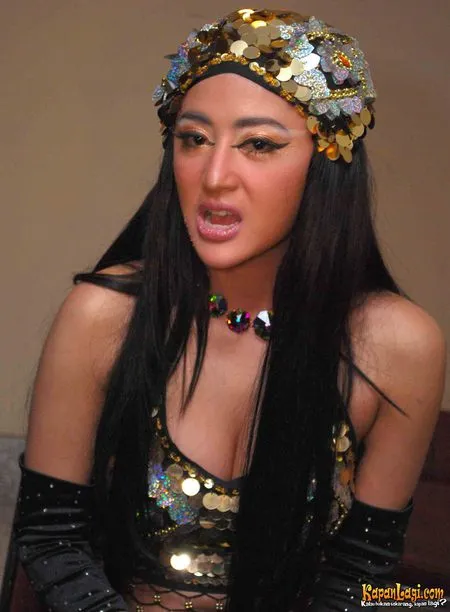 Foto Dewi Perssik. Nomor Foto: 896
