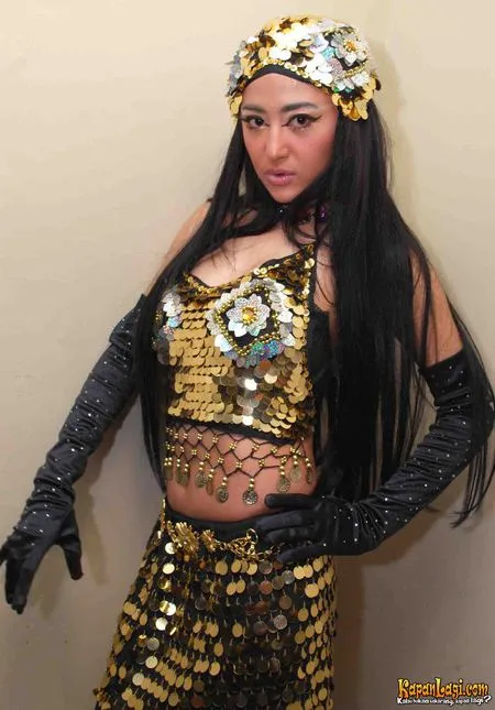 Foto Dewi Perssik. Nomor Foto: 897