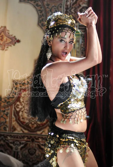 Foto Dewi Perssik. Nomor Foto: 898