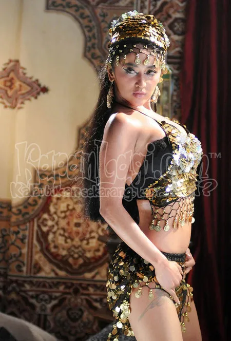 Foto Dewi Perssik. Nomor Foto: 899