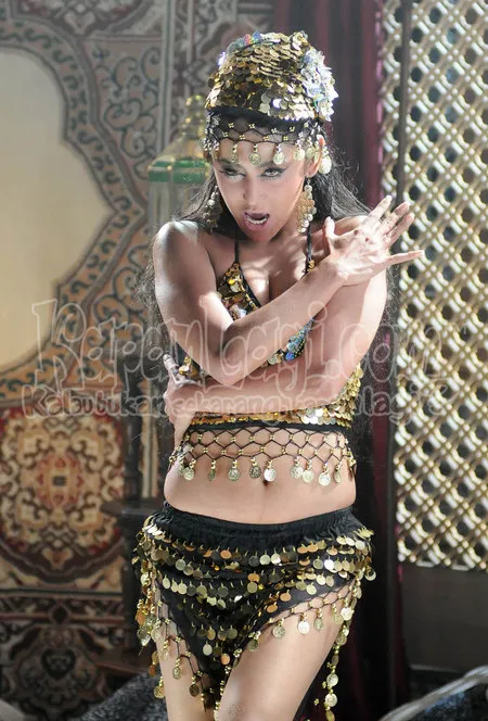 Foto Dewi Perssik. Nomor Foto: 909