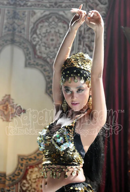 Foto Dewi Perssik. Nomor Foto: 911