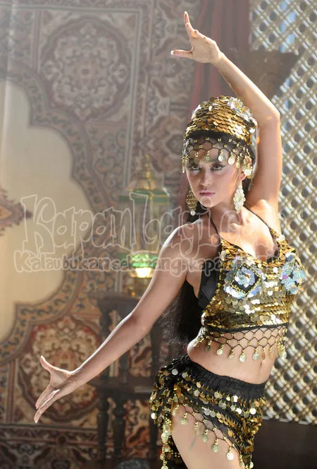 Foto Dewi Perssik. Nomor Foto: 915