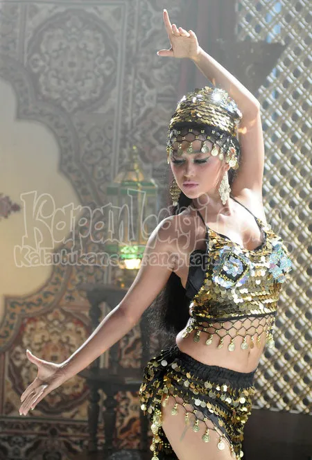 Foto Dewi Perssik. Nomor Foto: 916
