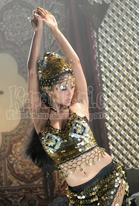 Foto Dewi Perssik. Nomor Foto: 920