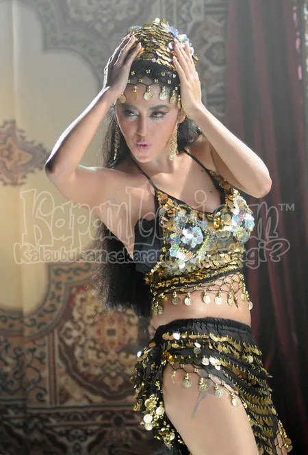 Foto Dewi Perssik. Nomor Foto: 922