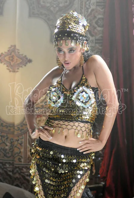 Foto Dewi Perssik. Nomor Foto: 924