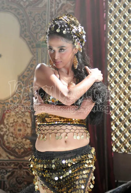 Foto Dewi Perssik. Nomor Foto: 939