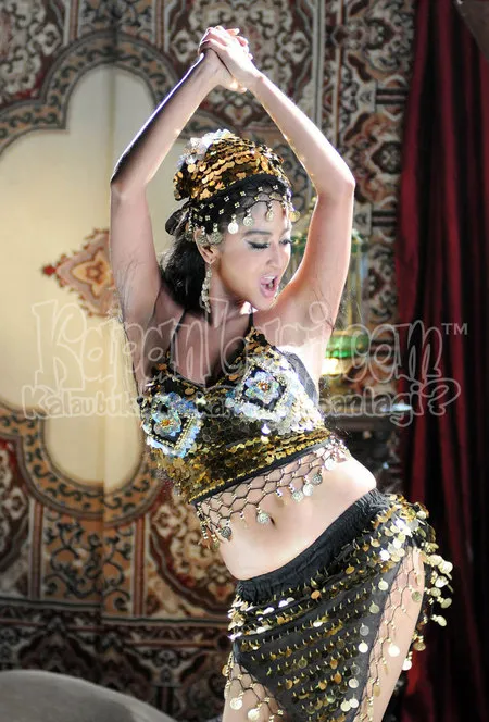 Foto Dewi Perssik. Nomor Foto: 979