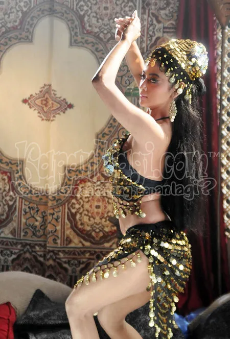 Foto Dewi Perssik. Nomor Foto: 986