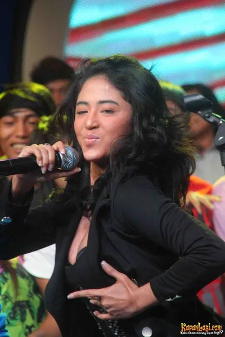 Foto Dewi Perssik