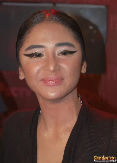 Foto Dewi Perssik
