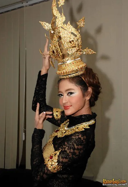 Foto Dewi Perssik