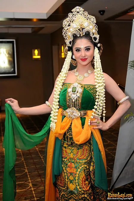 Foto Dewi Perssik. Nomor Foto: 2770