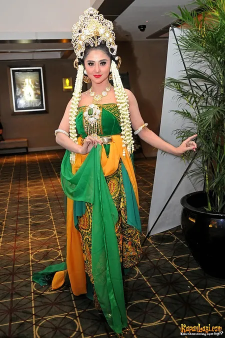 Foto Dewi Perssik. Nomor Foto: 2771