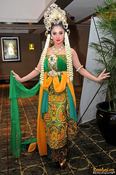 Foto Dewi Perssik. Nomor Foto: 2772