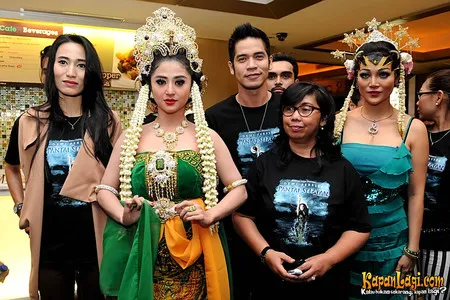 Foto Dewi Perssik