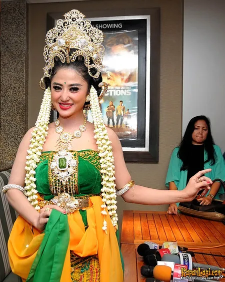 Foto Dewi Perssik