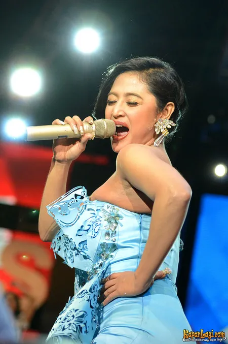 Foto Dewi Perssik