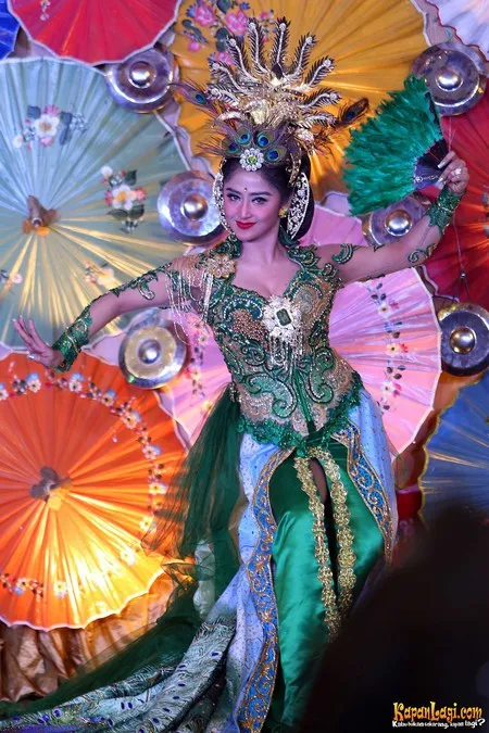 Foto Dewi Perssik