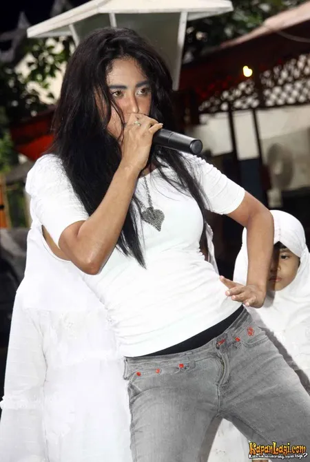 Foto Dewi Perssik