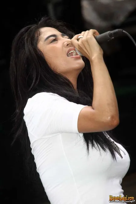 Foto Dewi Perssik