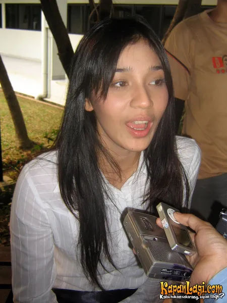 Foto Dhini Aminarti