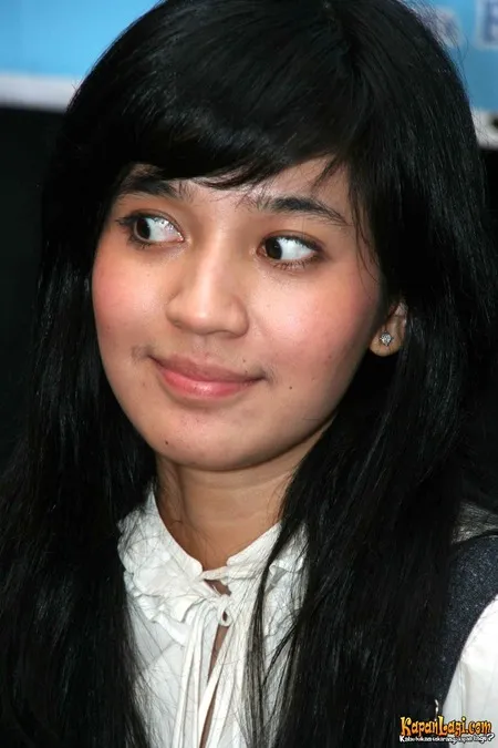 Foto Dhini Aminarti