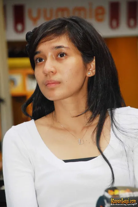 Foto Dhini Aminarti