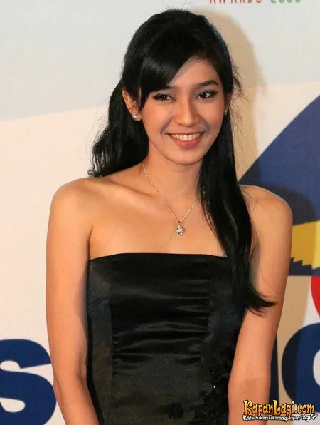 Foto Dhini Aminarti