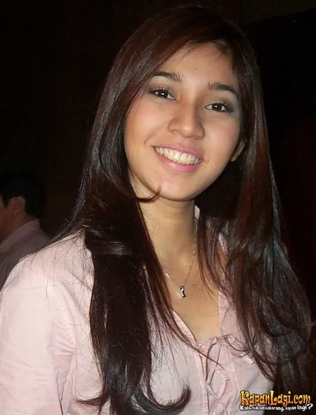 Foto Dhini Aminarti