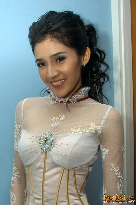 Foto Dhini Aminarti