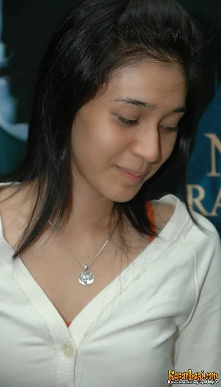 Foto Dhini Aminarti