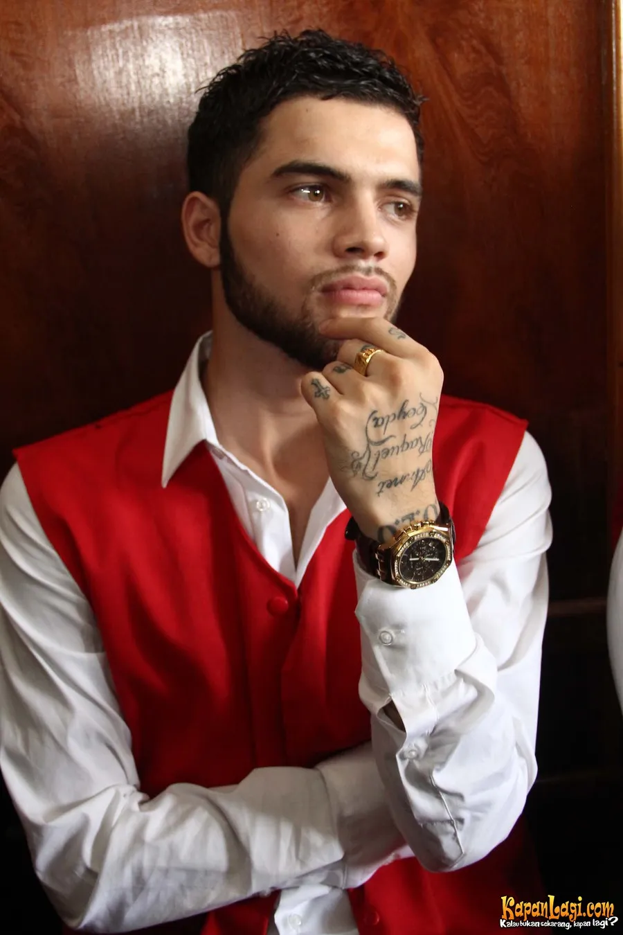 Di punggung tangan krinya, Diego pilih tato tulisan @ KapanLagi.com®