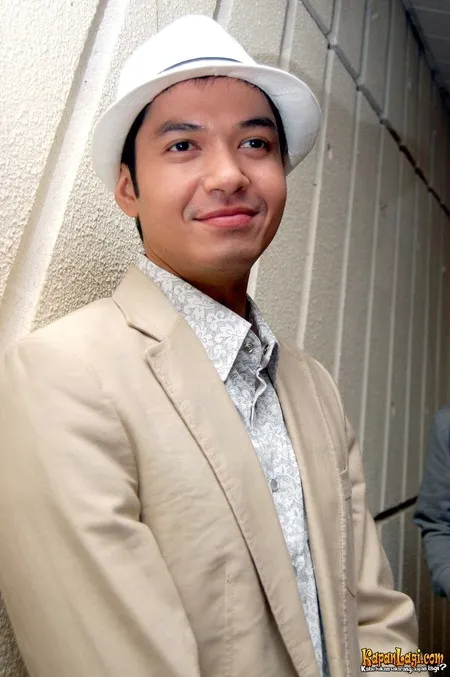 Foto Dude Harlino