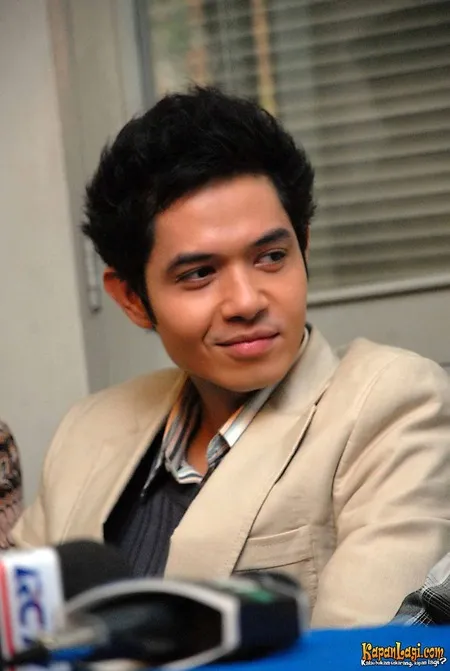 Foto Dude Harlino