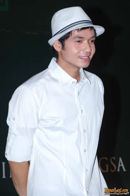 Foto Dude Harlino