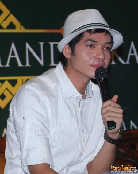 Foto Dude Harlino