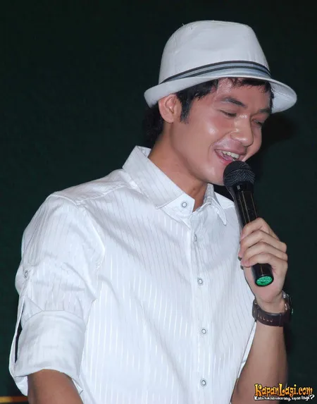 Foto Dude Harlino