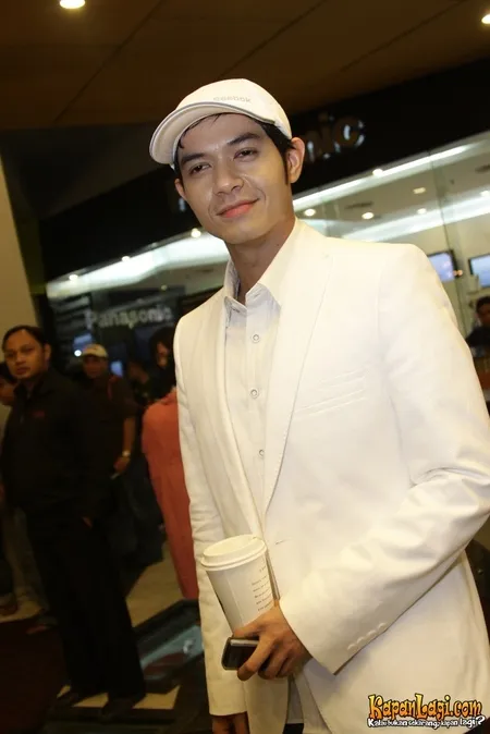 Foto Dude Harlino