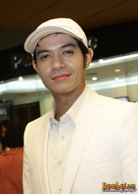 Foto Dude Harlino