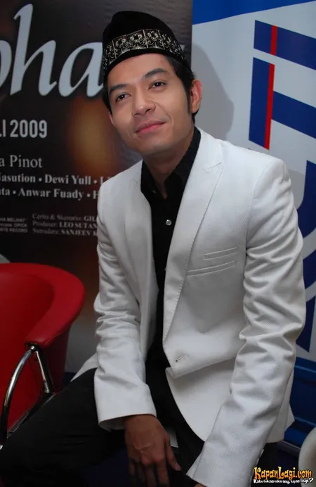 Foto Dude Harlino
