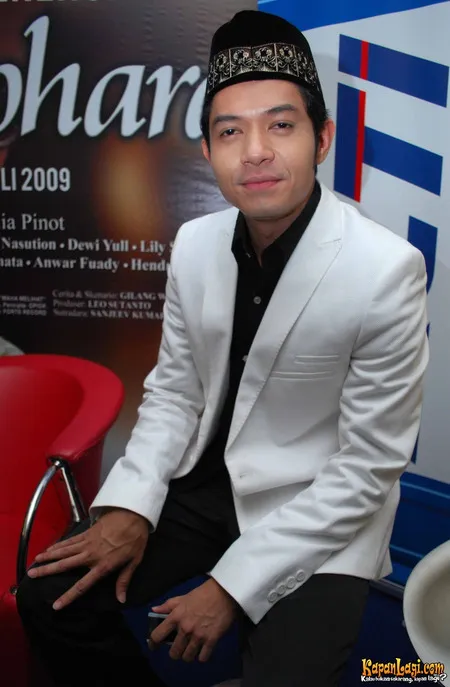 Foto Dude Harlino