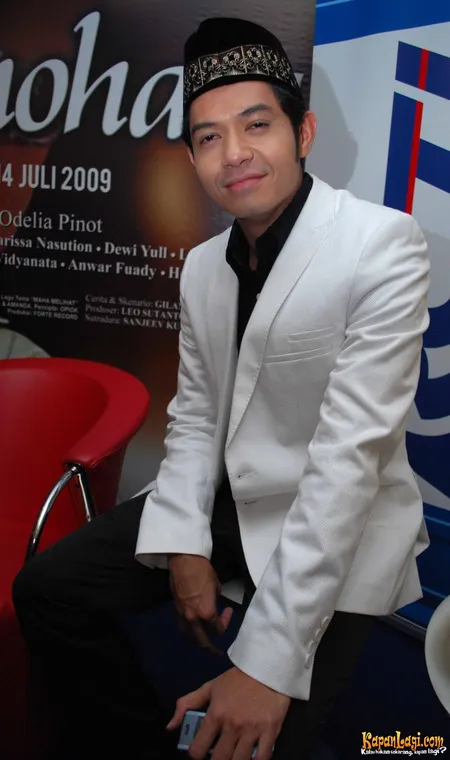 Foto Dude Harlino