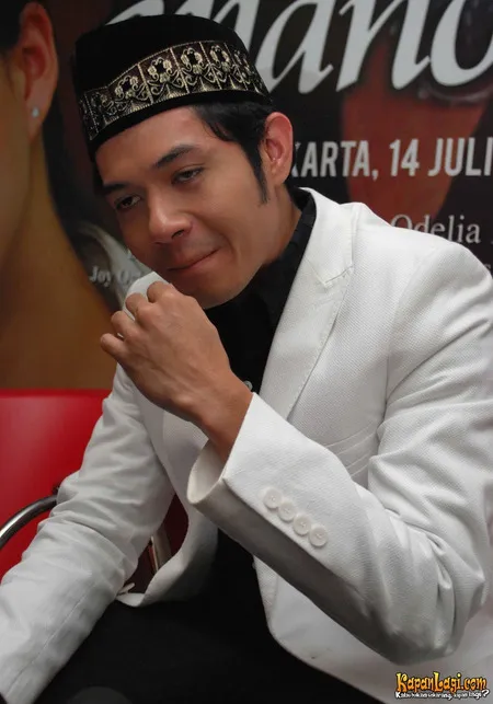 Foto Dude Harlino