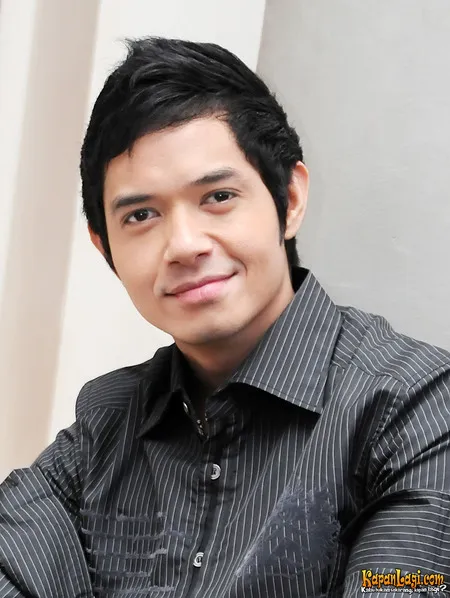 Foto Dude Harlino