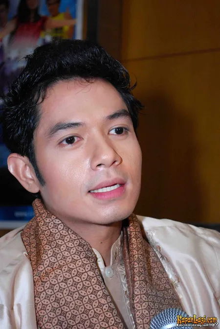 Foto Dude Harlino
