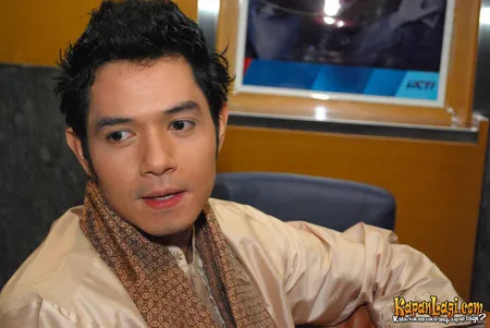 Foto Dude Harlino