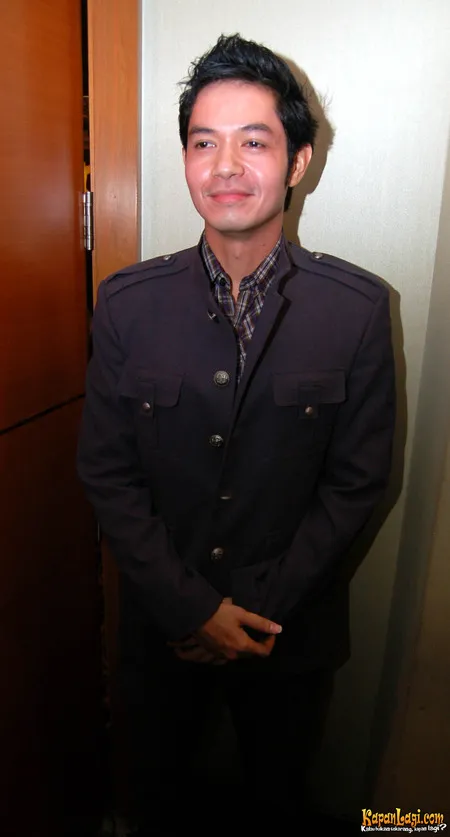 Foto Dude Harlino