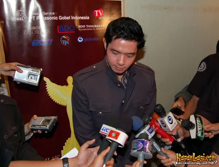 Foto Dude Harlino